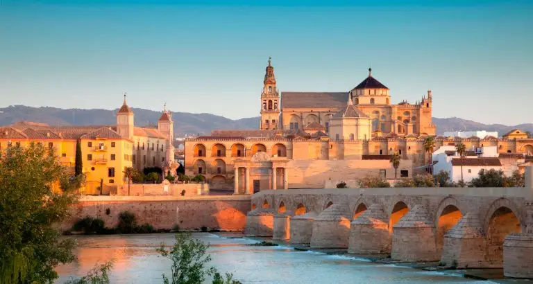 Vista del puente romano de cordoba con la mezquita catedral en el fondo