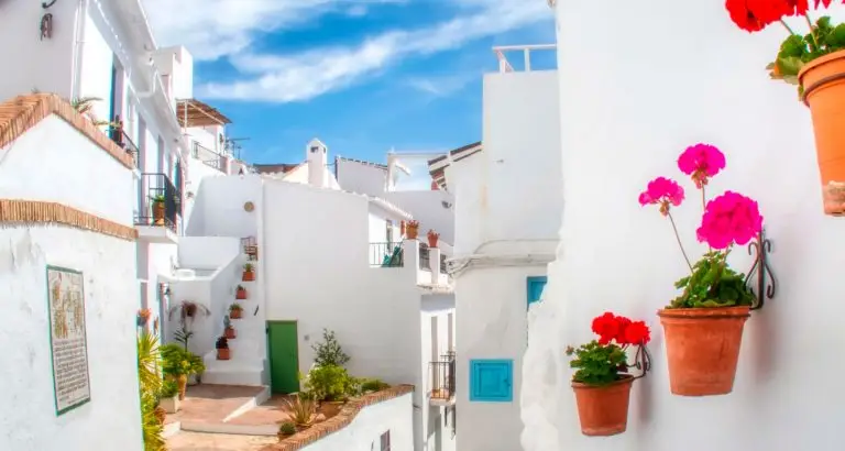 calle del pueblo blanco de nerja