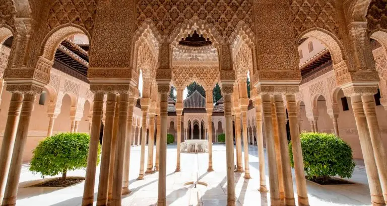 Patio de los leones en la Alhambra