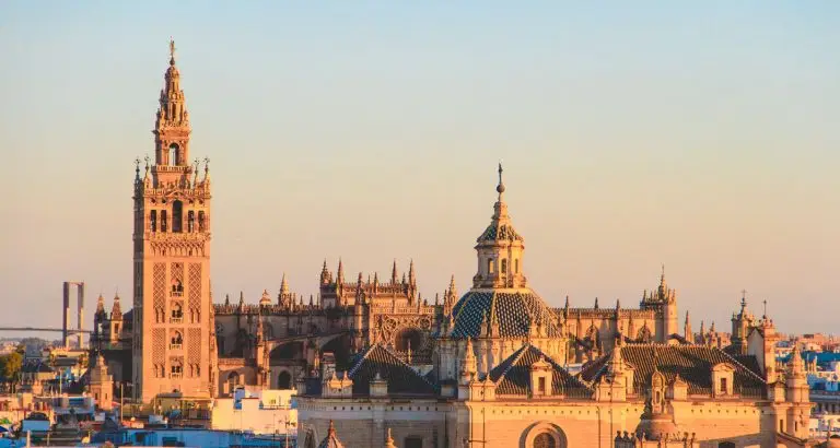 Vista por fuera de la catedral de Sevilla