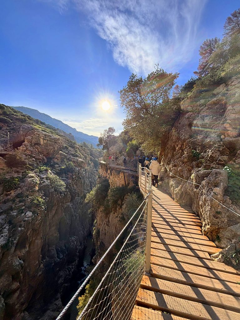 Recorrido del caminito del rey soleado