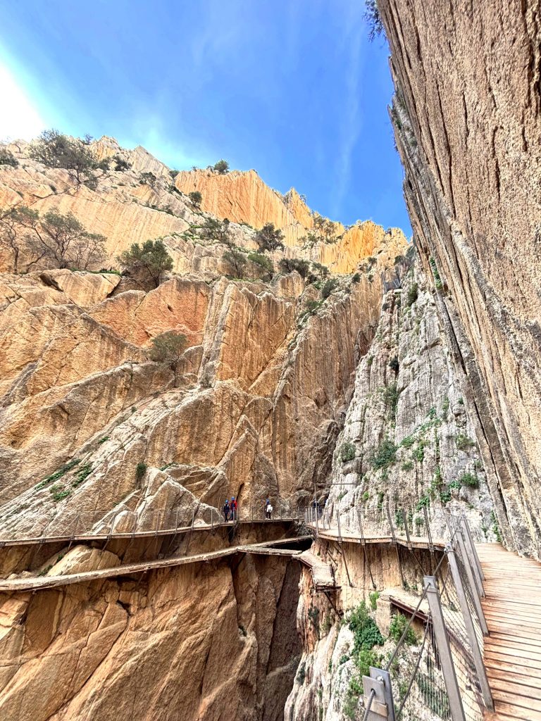 Parte del recorrido del caminito del rey con visitantes