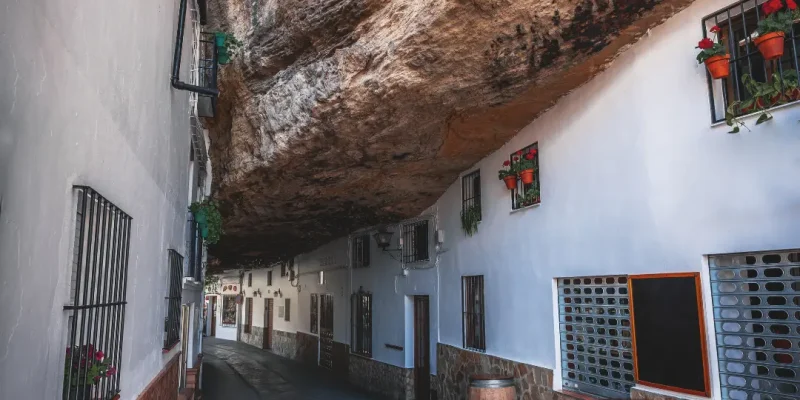 Calle de Setenil en la excursión a Ronda y Setenil